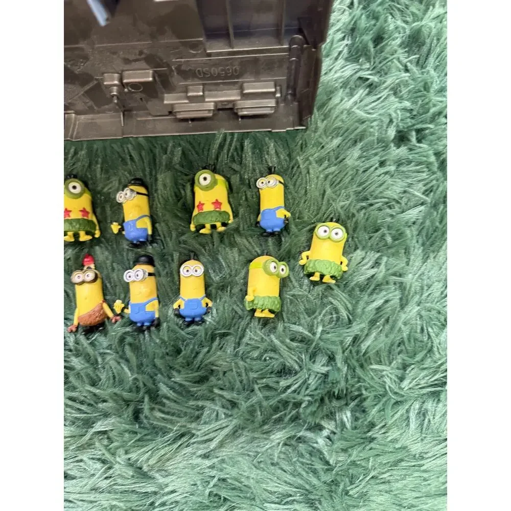 Minions Despicable Me Mega Bloks Factory Playset with 17 Minifigures Mattel